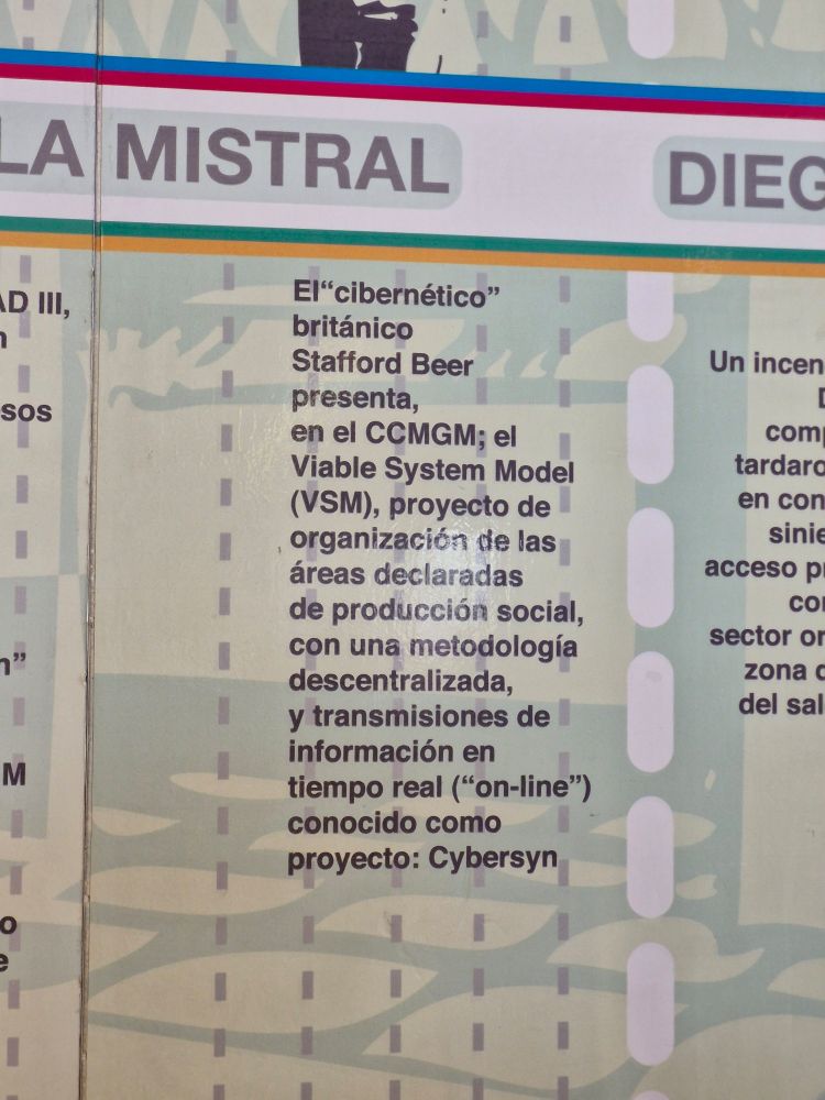1973 - Le chercheur en cybernétique Stafford Beer présente le projet Cybersyn 