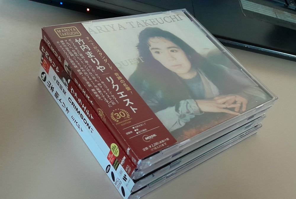 CDs de Mariya Takeuchi ("Variety" e "Request"), Akina Nakamori ("Crimson") e Tsuyoshi Yamamoto Trio ("Misty").