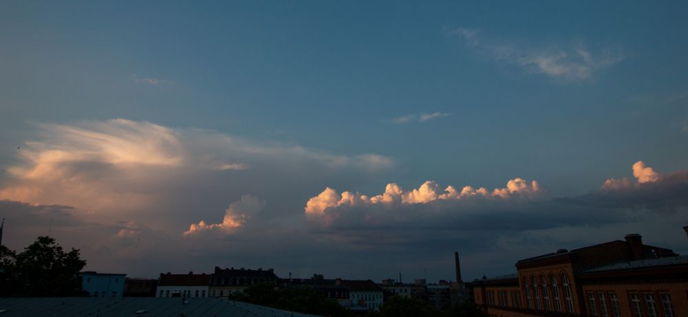 Sunset - die setting sun lights up the top layer of a large cloud bank.