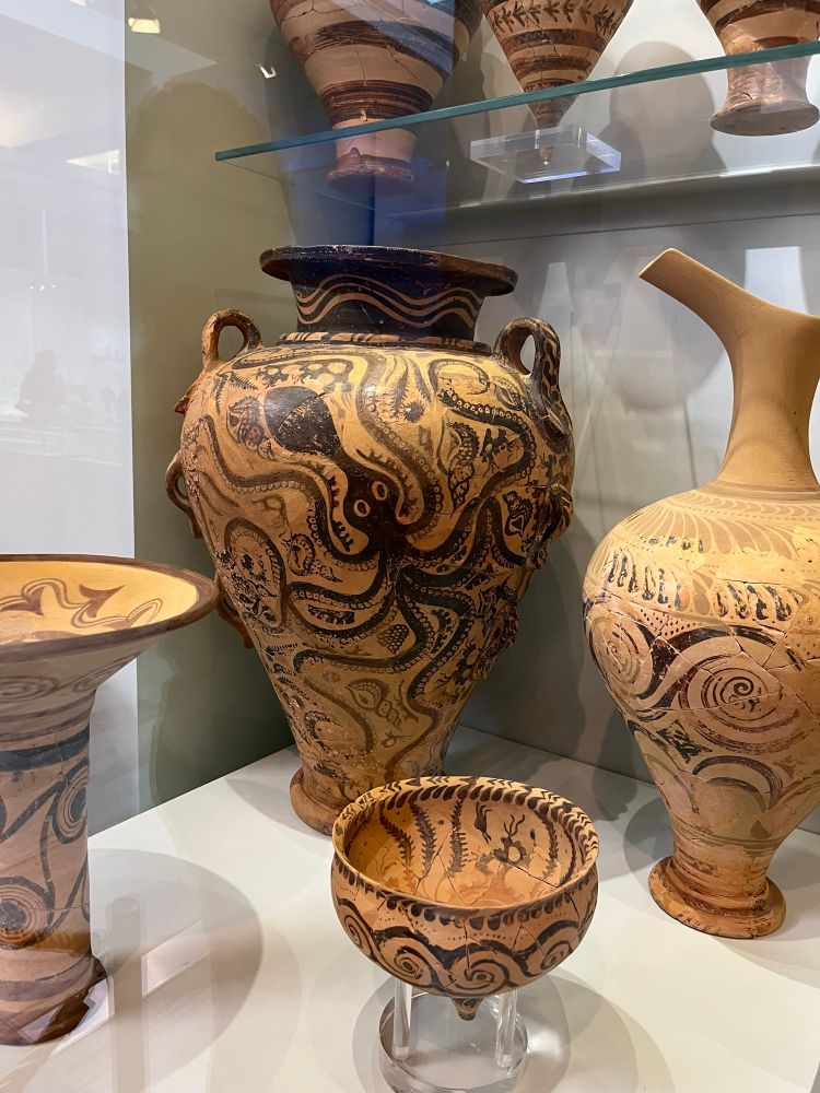 Octopus pot. Heraklion Archiological Museum 