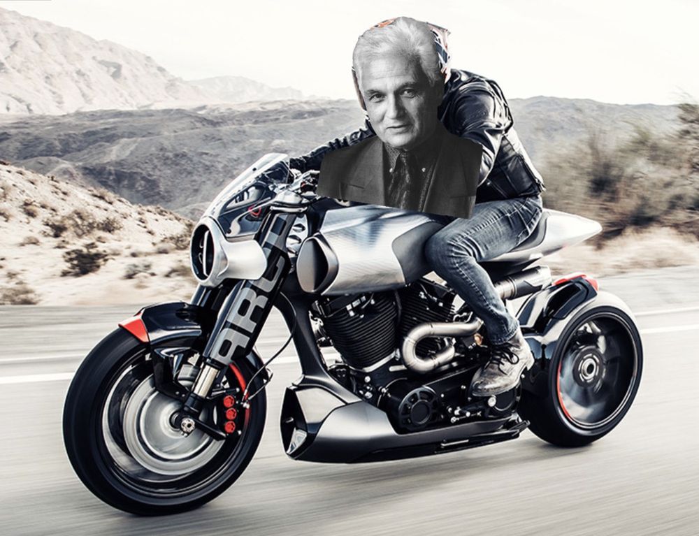 kopf von jacques derrida auf motorrad fahrer gephotoshopped