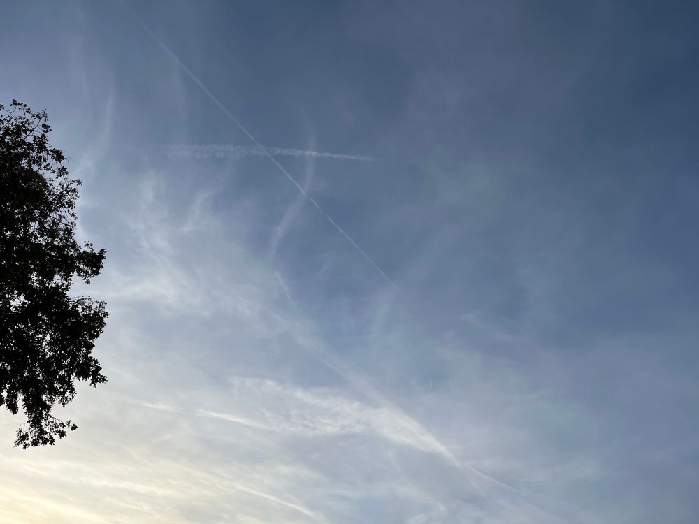 himmel mit kondensstreifen 