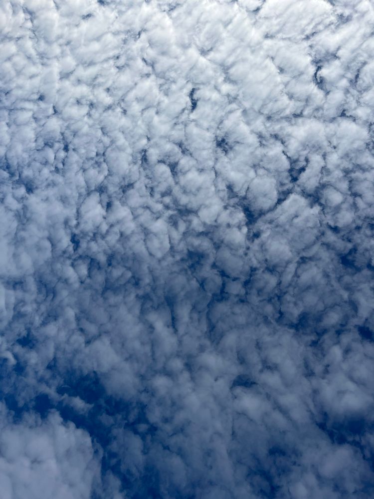 blauer himmel mit fleckigen wolken