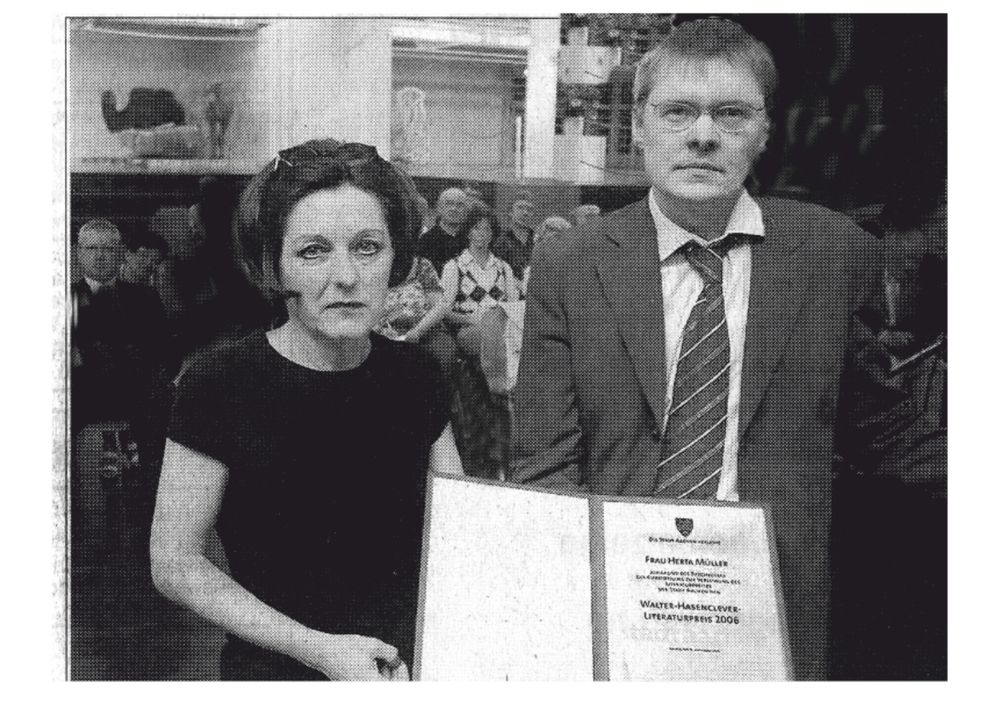 herta müller erhält den hasenclever preis 2006 und sieht gar nicht mal so erfreut aus