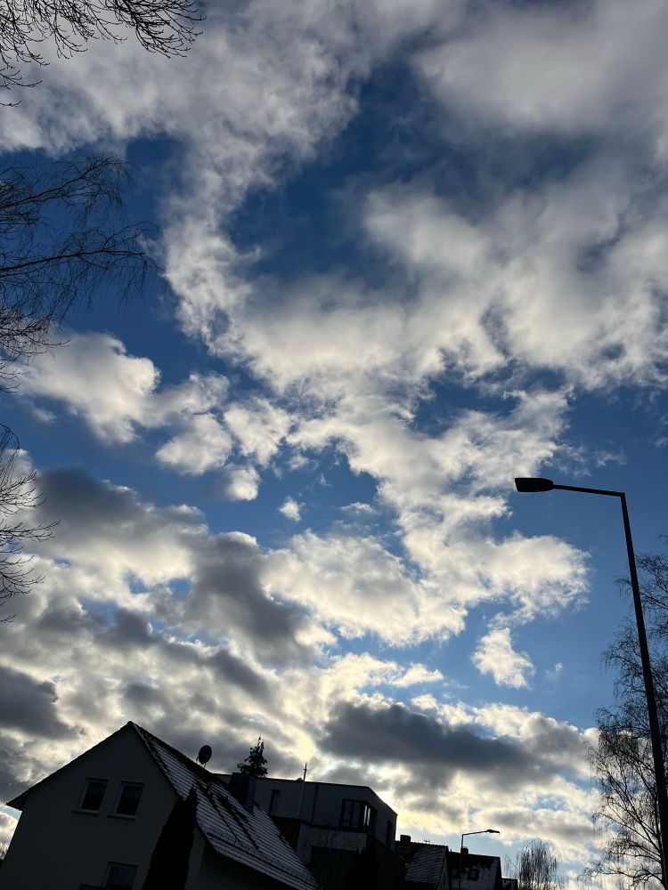 nochmal wolkiger himmel, leicht gesonnt auch