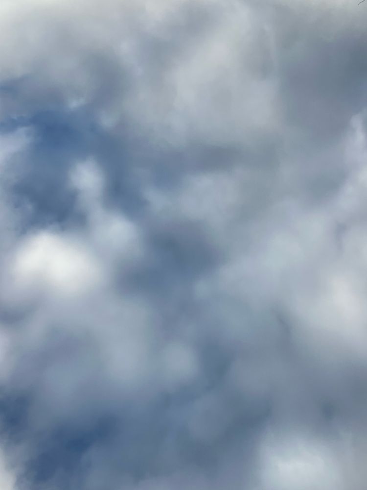 blau grau wolkiger himmel 