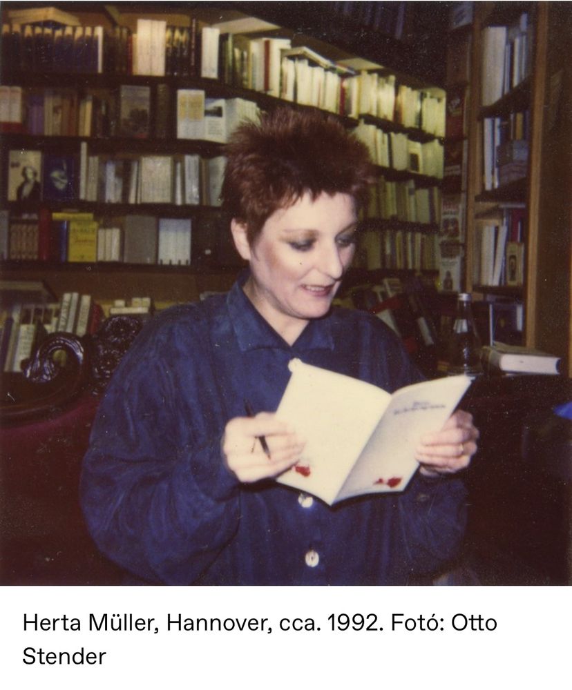 herta müller mit kurzen roten haaren in einer buchhandlung in hannover 1992
