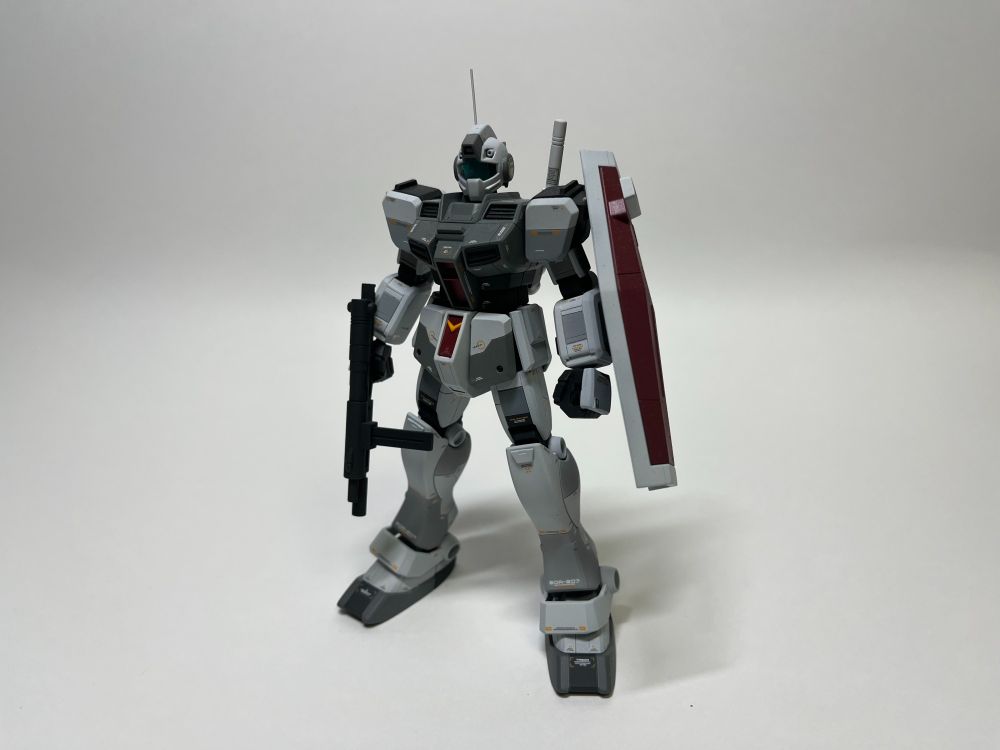ジム寒冷地仕様に筋彫りやプラ板を貼り付けてディテールをアップさせたもの。塗装は基本は同じだがRGみたく所々違った色を混ぜている。機体から見て左斜め前から撮影。