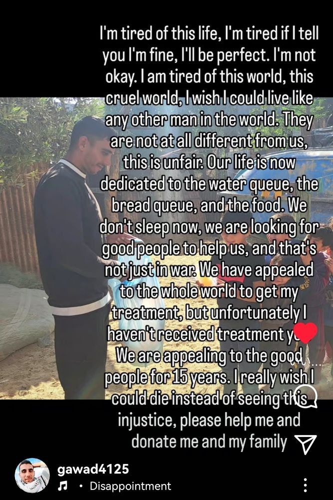 gawadさんのインスタ投稿、近所の子たちにおやつ配給ごっこしたときの写真を背景に、「人生に疲れた、この世界に疲れた、大丈夫じゃない、世界中の普通の人みたいに生きたい」　