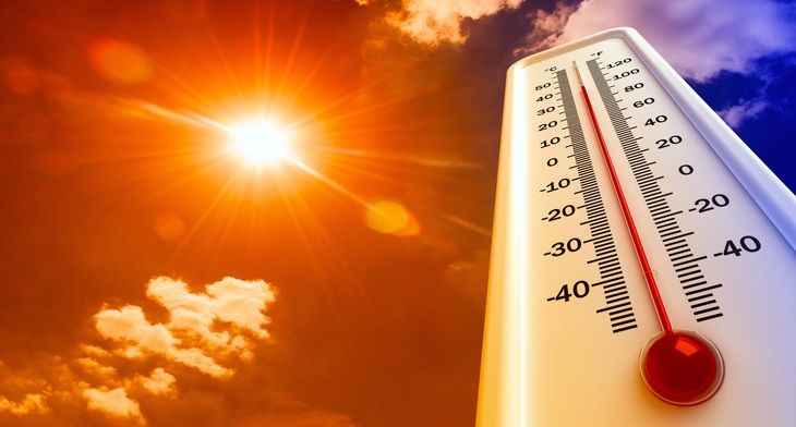 Un thermomètre sous un soleil écrasant 