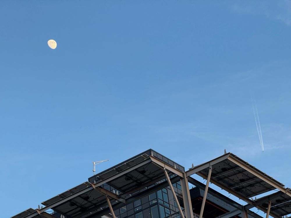 Waxing Gibbous Moon (left) and a plane in the sky (right). 
📷James Wright, on 09 Jan 2025 in Seattle, Washington. 