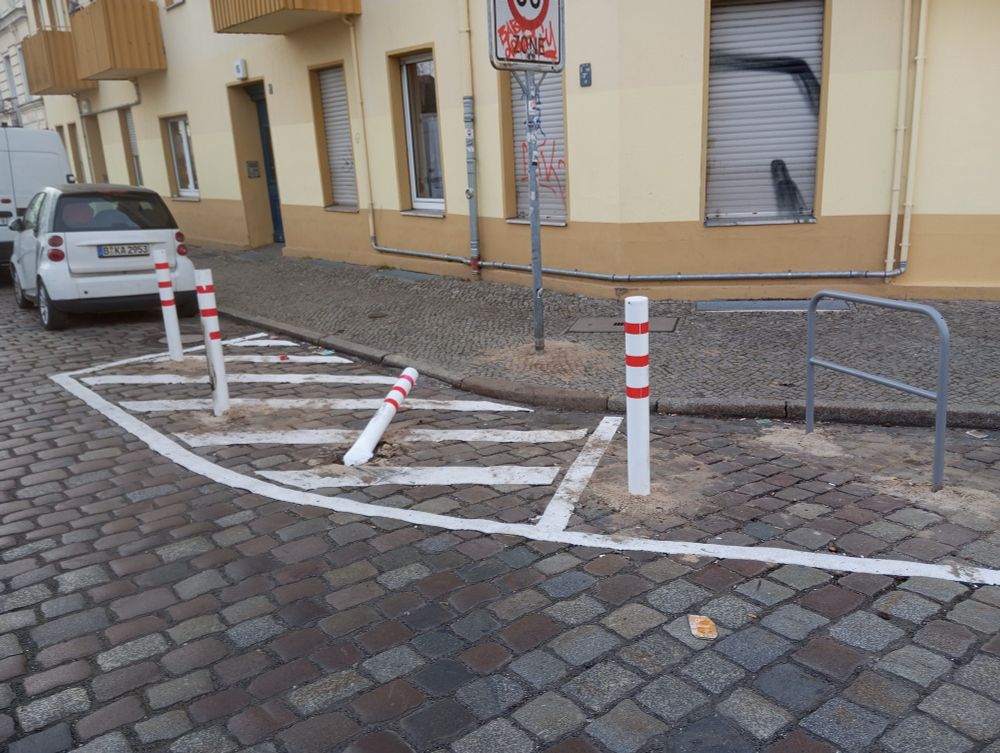 Gehwegvorstreckung mit kaputtgefahrenem Poller
