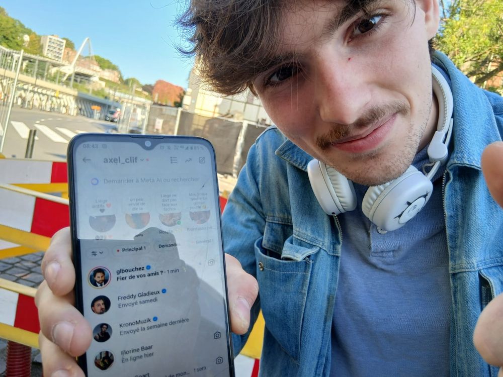 Photo d'un jeune manifestant d'hier (17 ans) à Liège qui montre son téléphone avec un message privé de GLB lui disant "fier de tes copains?" 