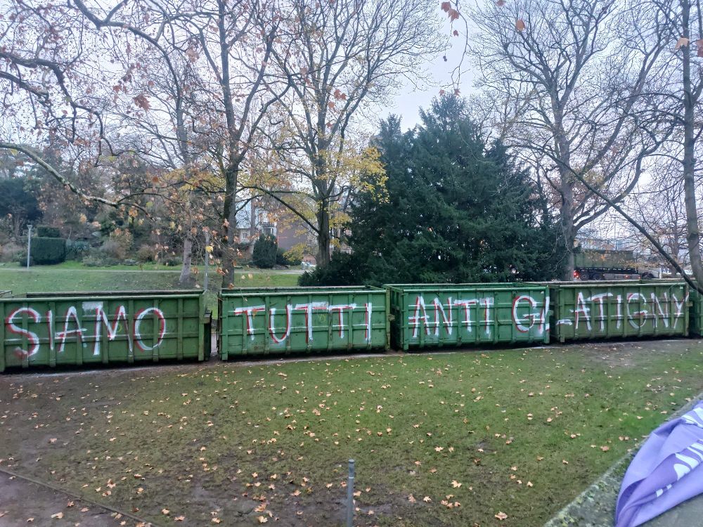 4 conteneurs tagués "siamo tutti anti Glatigny " dans le parc Boverie 