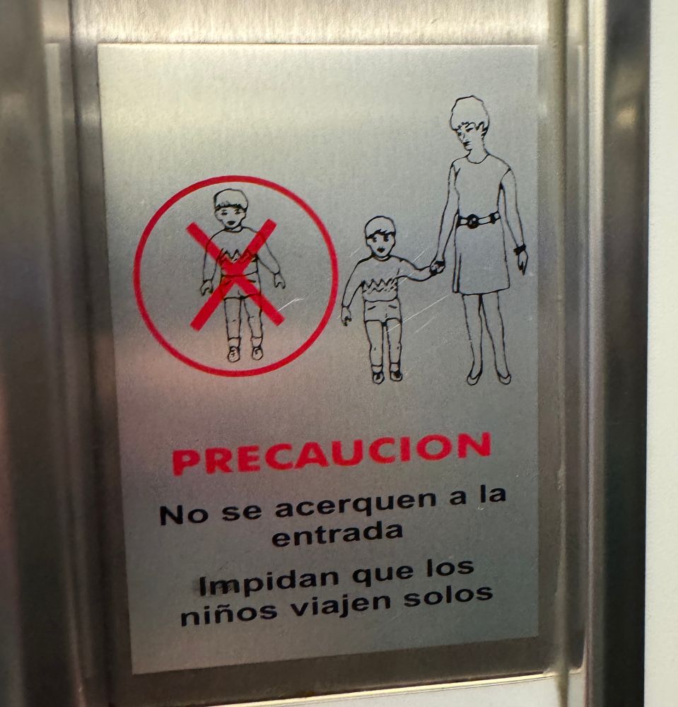 Slightly ambiguous warning sign in a Spanish elevator.