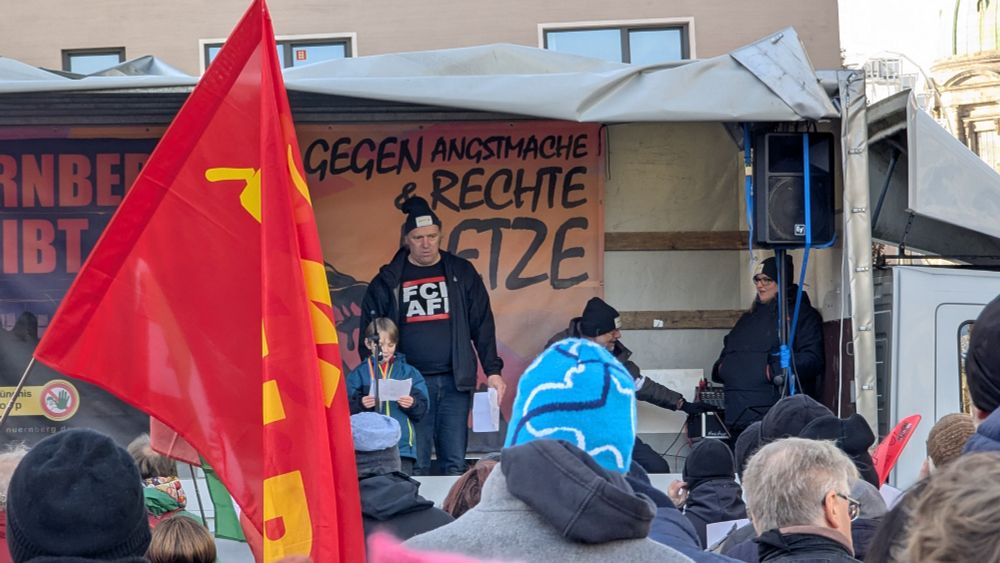 Bühne bei der Demo gegen rechts. Kind liest etwas vor.