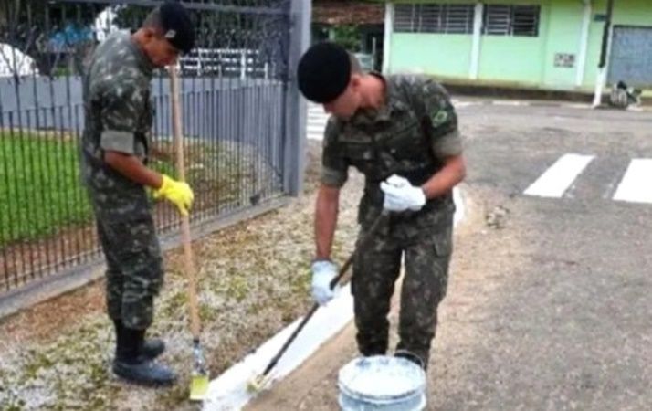 Soldado brasileiro pintando meio-fio 