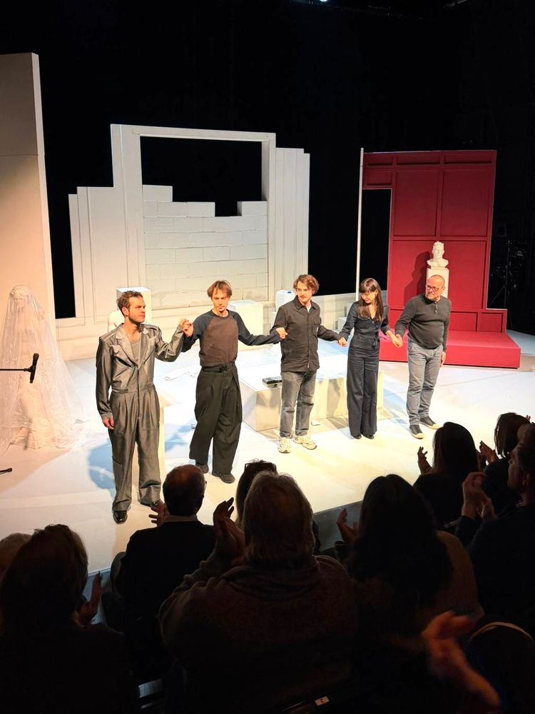 Fünf Personen auf der Bühne beim Schlussapplaus