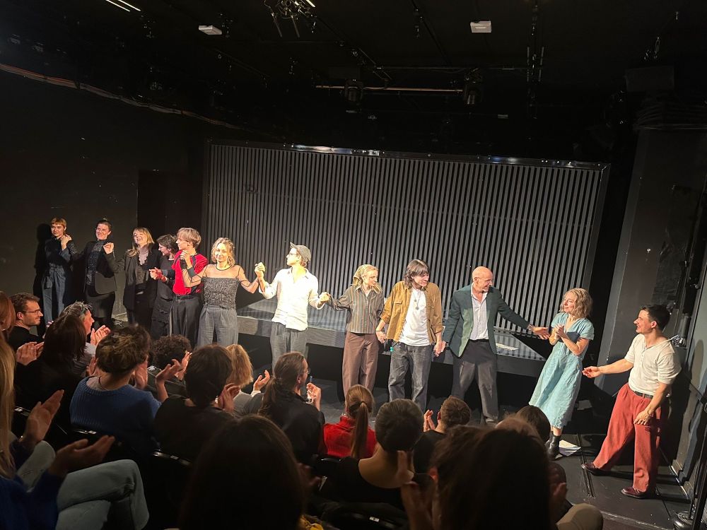 Gruppe aus 12 Personen beim Applaus