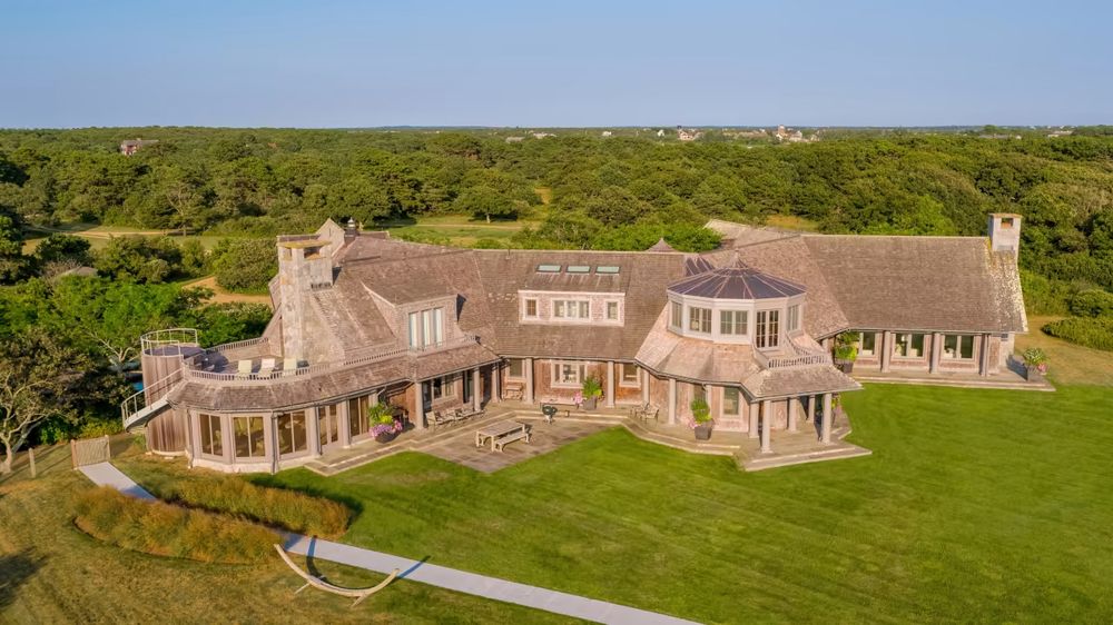 The Obama family mansion in Martha’s Vineyard 