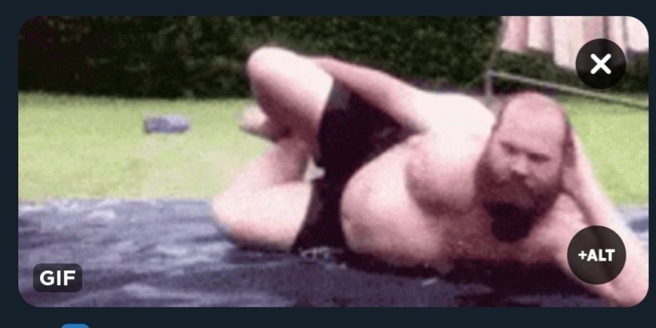 Screenshot von dem man in Badehose, der entspannt über die Wassermatte rutscht