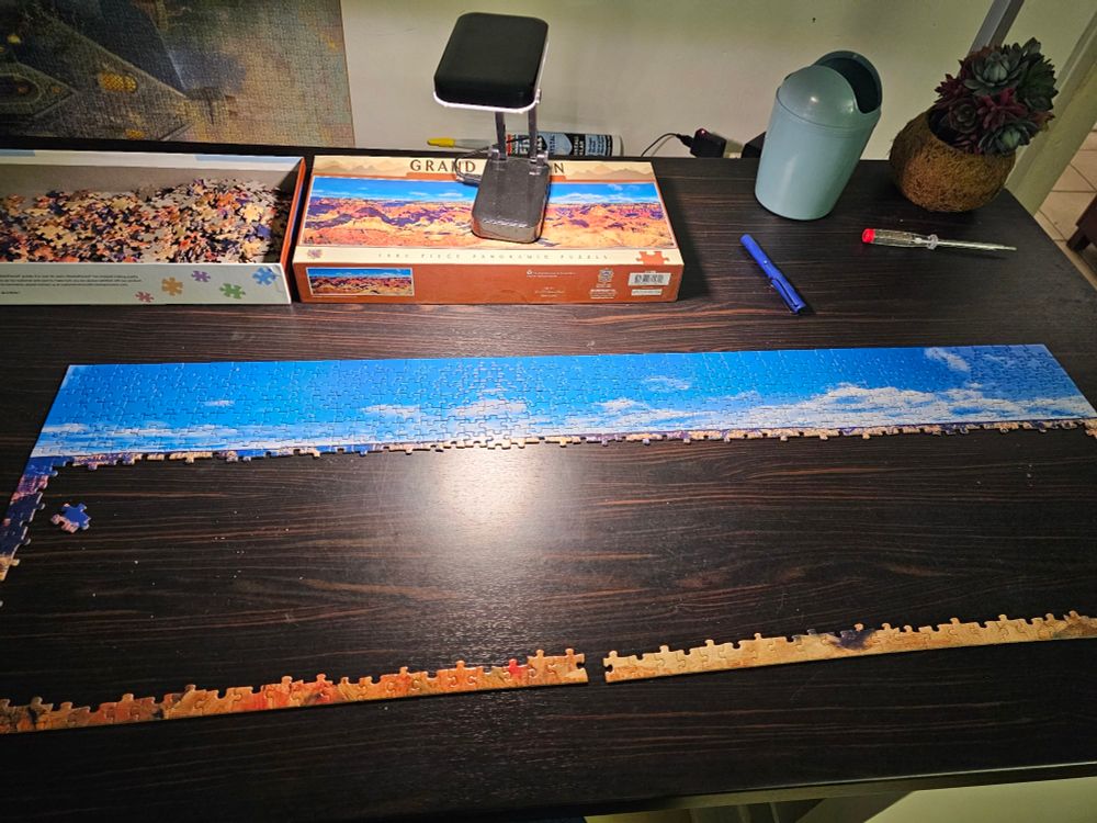 Der blaue Himmel des Panoramapuzzles ist fertig, er macht ca. 1/3 der Höhe aus.