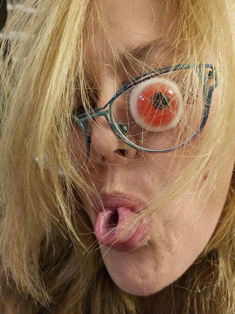 Noch ein selfie mit strubbeligen Haaren und man sieht nur ein rotes Trolli Auge, die Zunge habe ich eingerollt rausgestreckt