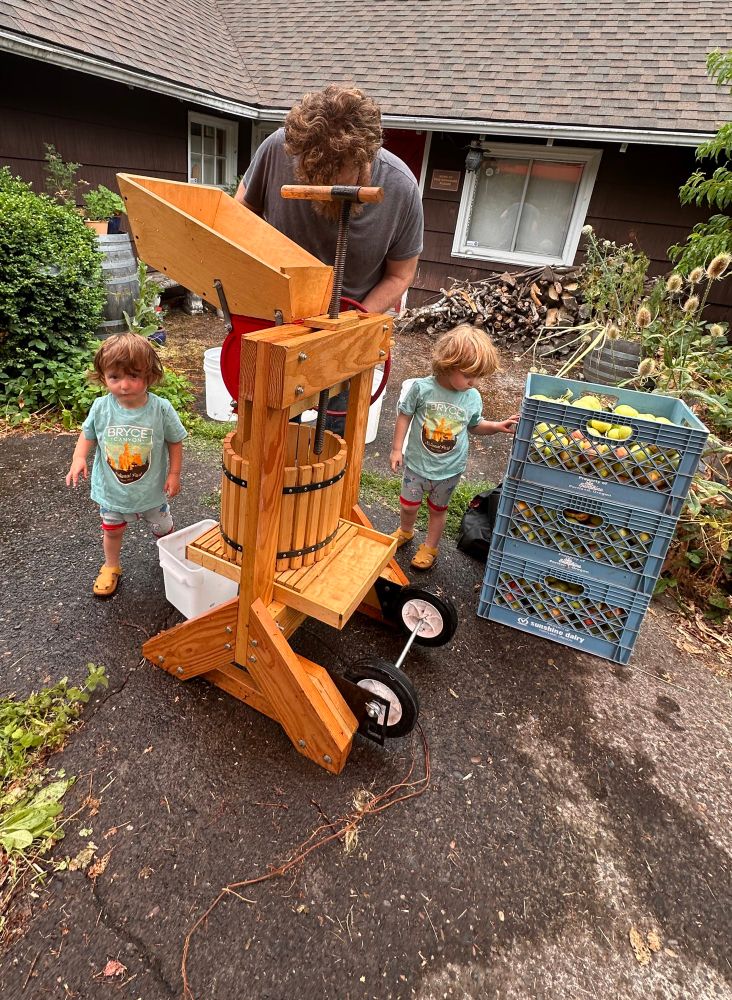 babies making cider 