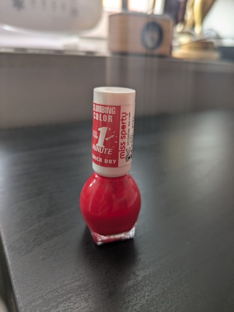 Miss Sporty
Clubbing Color
Quick Dry
Nail polish 
Bright red