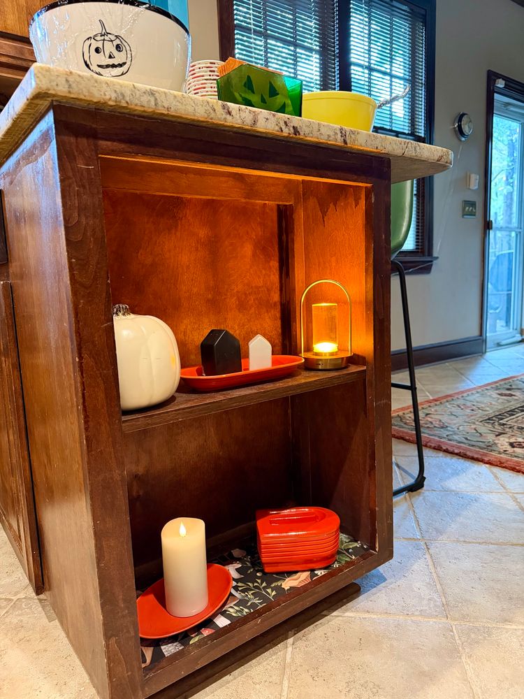 Some orange dishes to decorate for Halloween at the end of my kitchen’s breakfast bar. 