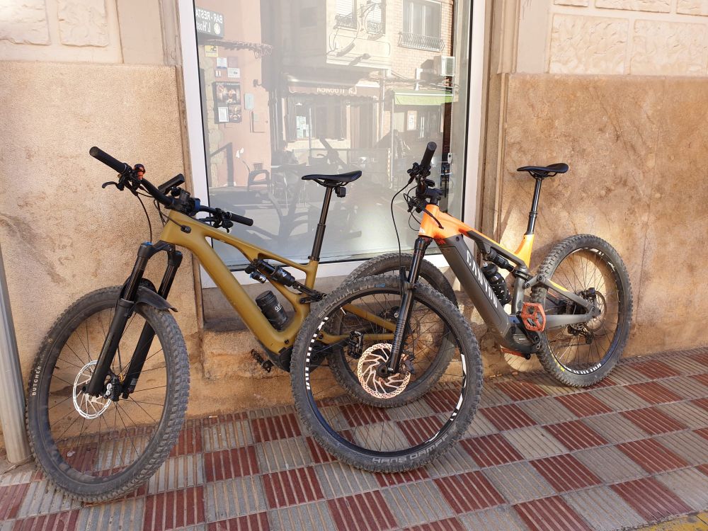 2 mountain bikes in Spain 