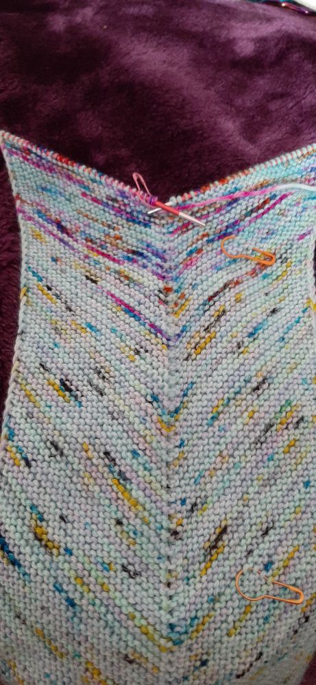 In this section the base colour the blues are quite similar the speckles on the bottom are yellow, green and blue whereas in the upper section they are purple and pink speckles