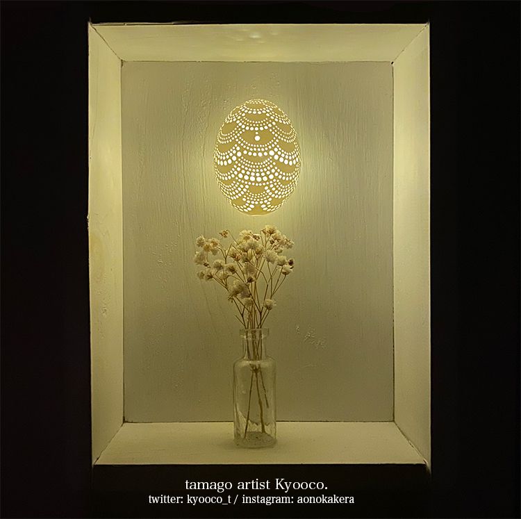 本物のたまごの殻から制作したオブジェ作品です。ライトが灯ります。