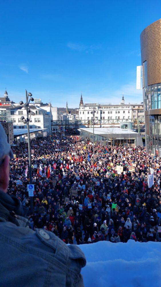 Blick vom Wuppertaler Busbahnhof auf die Demonstration