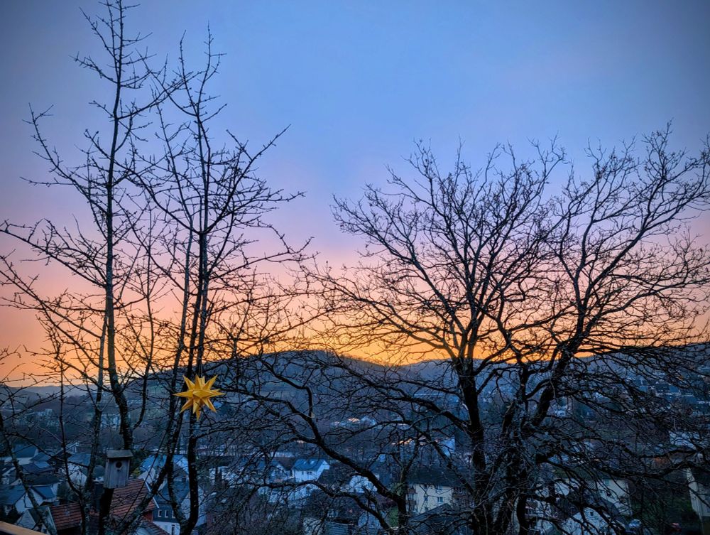 Sonnenaufgang in siegerländer Mittelgebirgsdorf