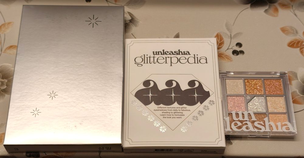 Día 3 del #CalendarioDeAdviento de Miin Cosmetics !!! Una paleta de 9 sombras de Unleashia con toda la brillantina, el glitter y brillibrilli del mundo. No son mis colores habituales, pero todo lo que brilla va para esta urraquilla 😁😁😁