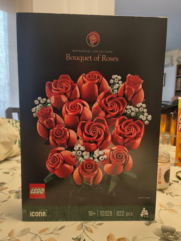 Foto de la caja del ramo de rosas rojas de Lego.