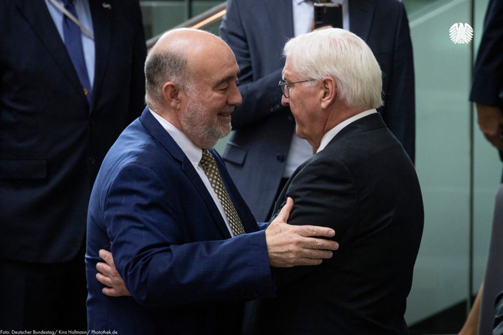 Bundespräsident Steinmeier und Israels Botschafter Ron Prosor umarmen sich im Bundestag.