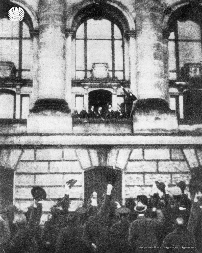 Philipp Scheidemann verkündet am 9. November 1918 vom Reichstagsgebäude die Abdankung des Kaisers und Übernahme der Regierung durch die Sozialdemokraten.