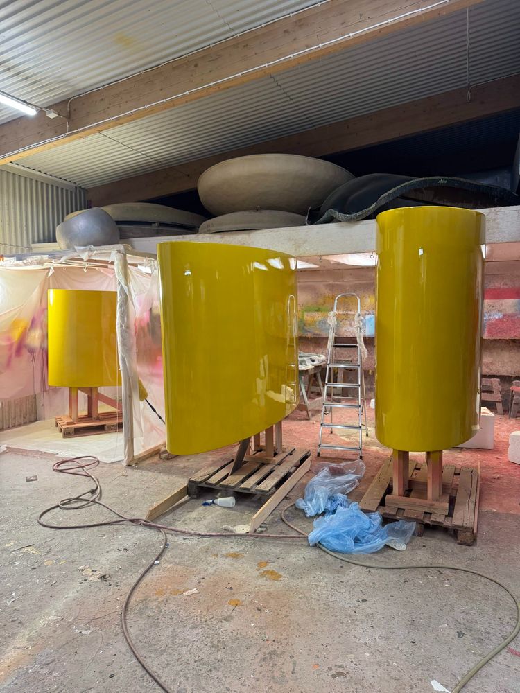 JOLLY BOBS
Nu, våren 2025, slutförs de sista delarna till konstverket JOLLY BOBS av konstnärsduon Peter Johansson/Barbro Westling för Diagonalen, i det nya bostadsområdet Inre Hamnen, Norrköping. Monteringsdatum ännu ej fastställt men troligen under 2026 så konstverkets delar lagras fram till färdigställande.
Konstverket består av fyra delar, fyra rörliga master, som skall följa och signalera Diagonalen, den gata som uppstått där tidigare godstågen från hamnen ledde mot Norrköpings tågstation. 
Konstverkets alla delar är tillverkade av kompositföretaget, konsttillverkarna Storverkstan i Nyköping och smidesfirman Saltängens mekaniska i Norrköping.
Landskapsarkitekter har varit Ia Westman och Bengt Isling på Nyréns arkitektkontor och beställare Norrköpings kommun genom Norrköpings konstmuseum, intendent offentlig konst Mattias Åkeson och Aldis Hoff, konstkonsult Patrick Nilsson samt landskapsarkitekt Elisabet Manfred.
Ingenjör och konstruktör har varit Cornelis Oskamp.
Markfundament Norrköpings tekniska förvaltning genom Daniel Hildén.
Även ett mycket stort tack till konstnären Oskar Koliander, Köpenhamn, som varit den 3D specialist som lyckats forma de idéer vi klurat ut, till ritningar och begripliga bilder. 
Tusen tack alla ni!
Vi väntar nu med spänning på att få se konstverken på plats i Norrköping.