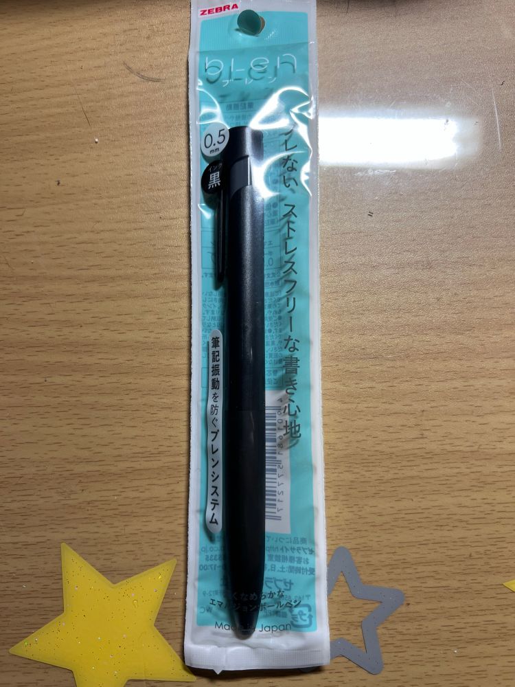 100円ショップダイソーが販売しているbLen（ブレン）というボールペンが描きやすくておすすめですという内容のツイートと該当商品の写真
画像は黒色の0.5のインクのもの