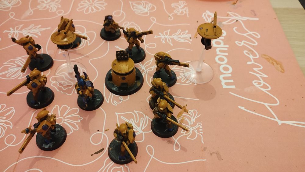 Painted squad of 40k Fire Warriors in orange with purple highlights