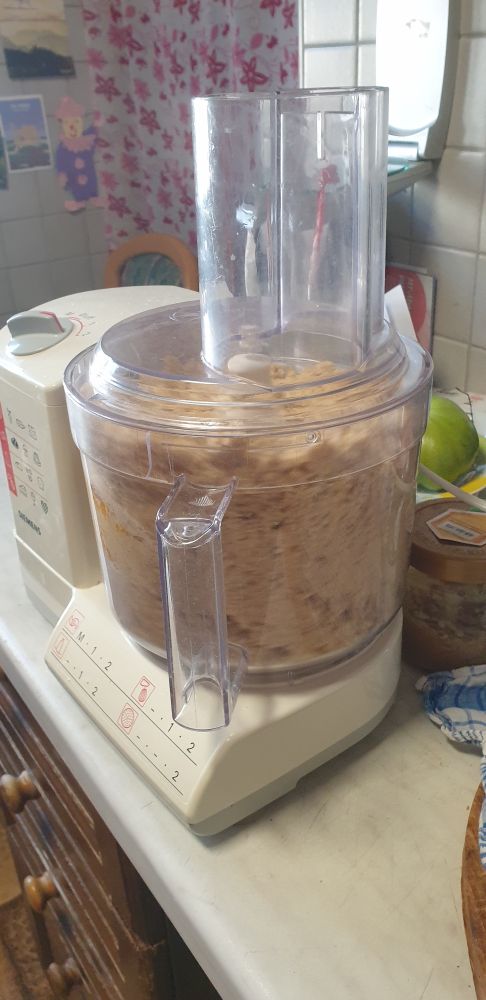 Küchenmixer mit Plätzchenteig.