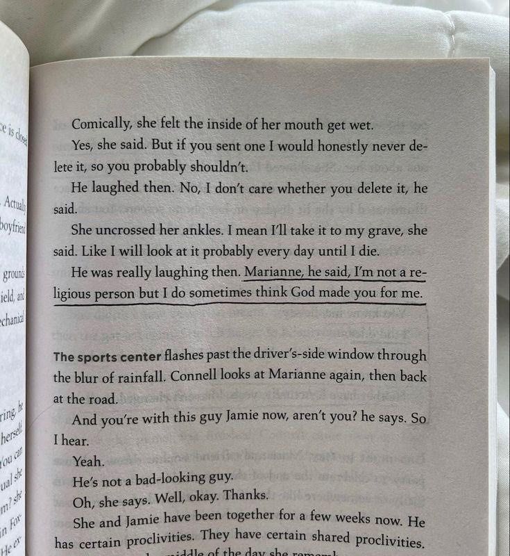 Foto de uma pagina do livro “Pessoas Normais” em inglês, com a frase “Marianne, ele disse, não sou religioso, mas às vezes acho que Deus fez você para mim.” sublinhada.