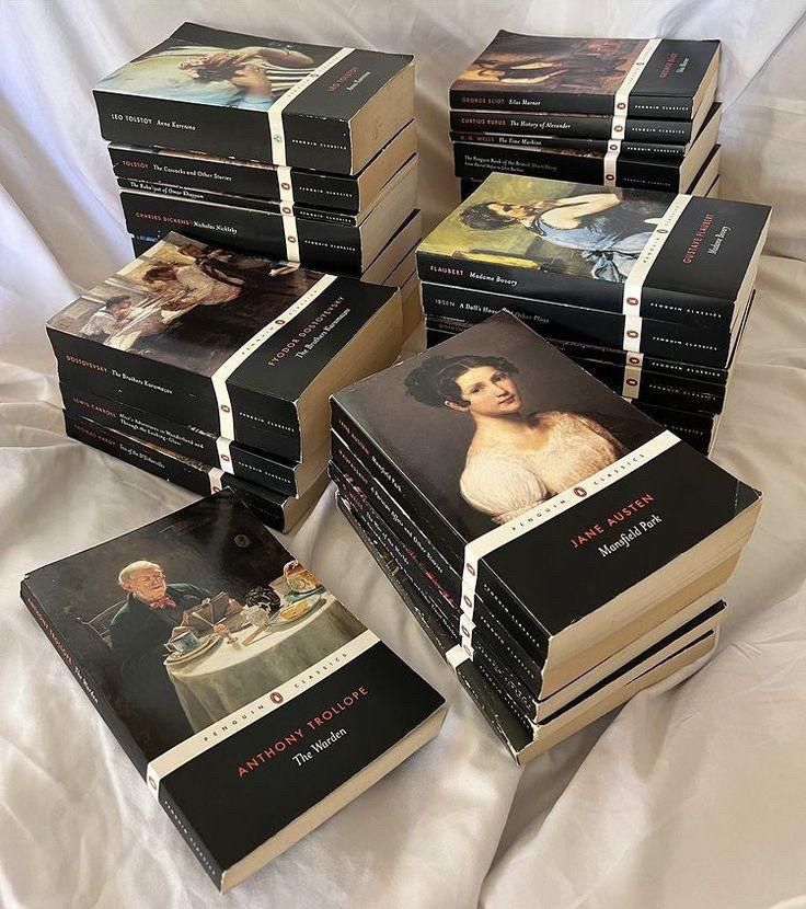 Foto de vários livros clássicos empilhados, sendo todos da Penguin Classics.