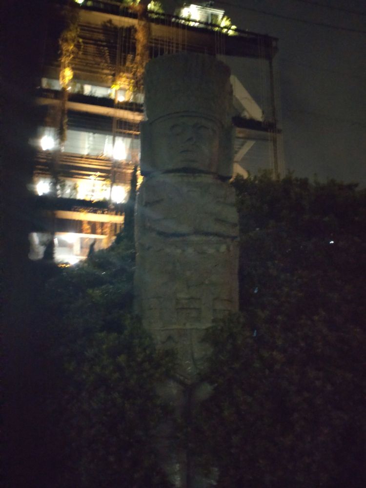 トゥーラの戦士像