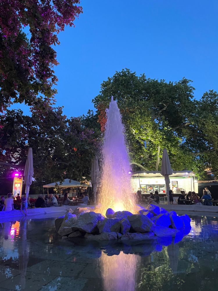 Park und Springbrunnen am Wiener Rathaus..