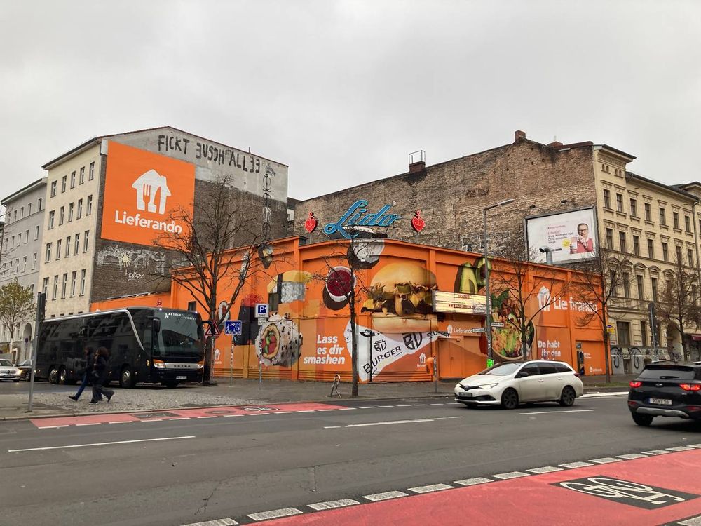 Die Fassade des Lido Berlin ist komplett mit Lieferando-Werbung bemalt. Kultur steht zum Ausverkauf.