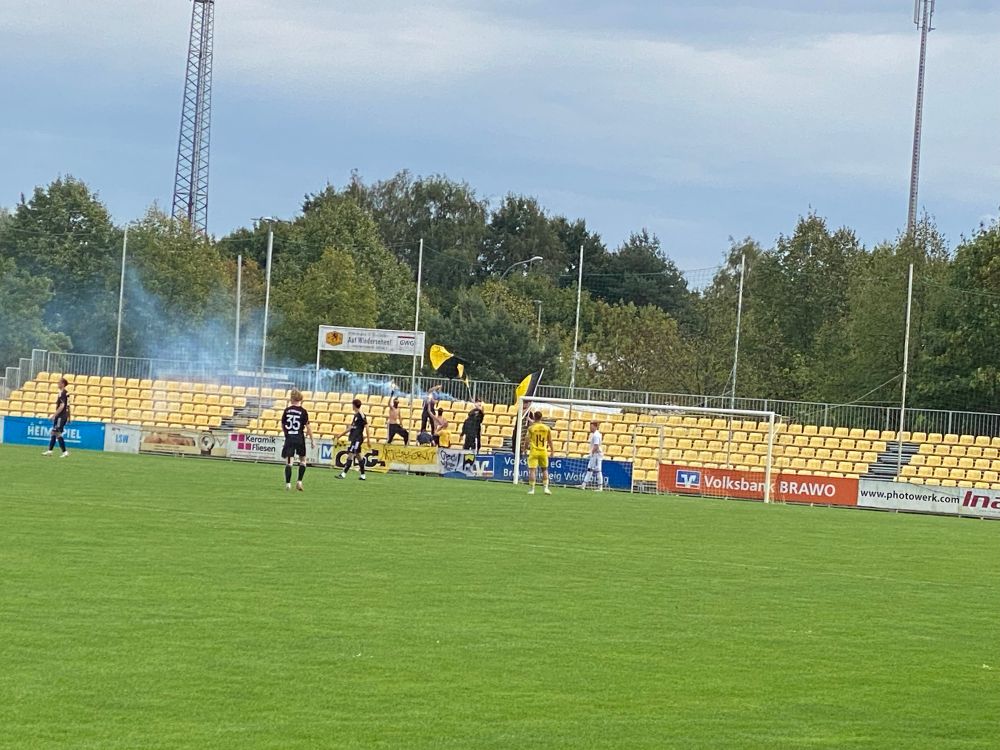 Tribüne mit Fans des MTV Gifhorn, die Fackeln zünden