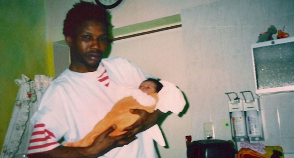 Der Sierra-leoner Oury Jalloh mit seinem Baby auf dem Arm